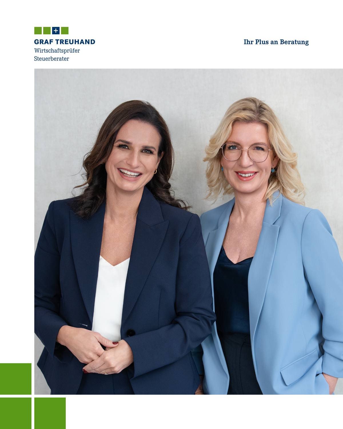 Eine brünette und eine blonde Frau im Businesslook