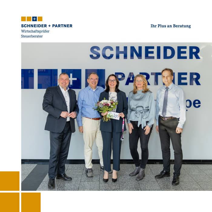 Drei Männer und zwei Frauen stehen nebeneinander.